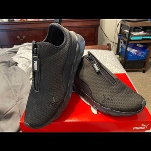 Women’s Puma “Weave Zip” sneaker. 9.5